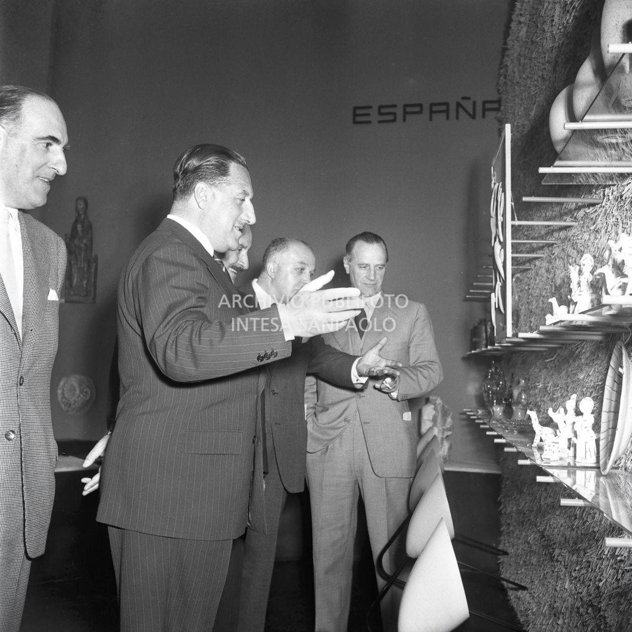 Juan Pablo de Lojendio, direttore generale delle relazioni culturali dell'ambasciata di Spagna, visita la sezione estera del suo Paese alla IX Triennale di Milano<br>99767