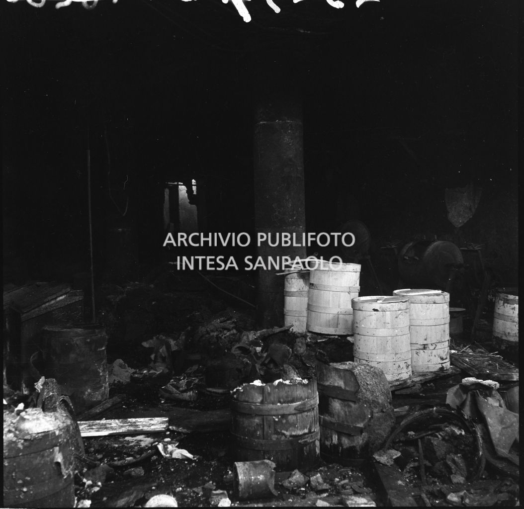 Interno di un locale, dell'impresa, presumibilmente la Accomandita «H» a Colori Anilina Visconti Gonella e C., in via Castelfidardo a Milano, bombardato e ingombro di macerie e bidoni