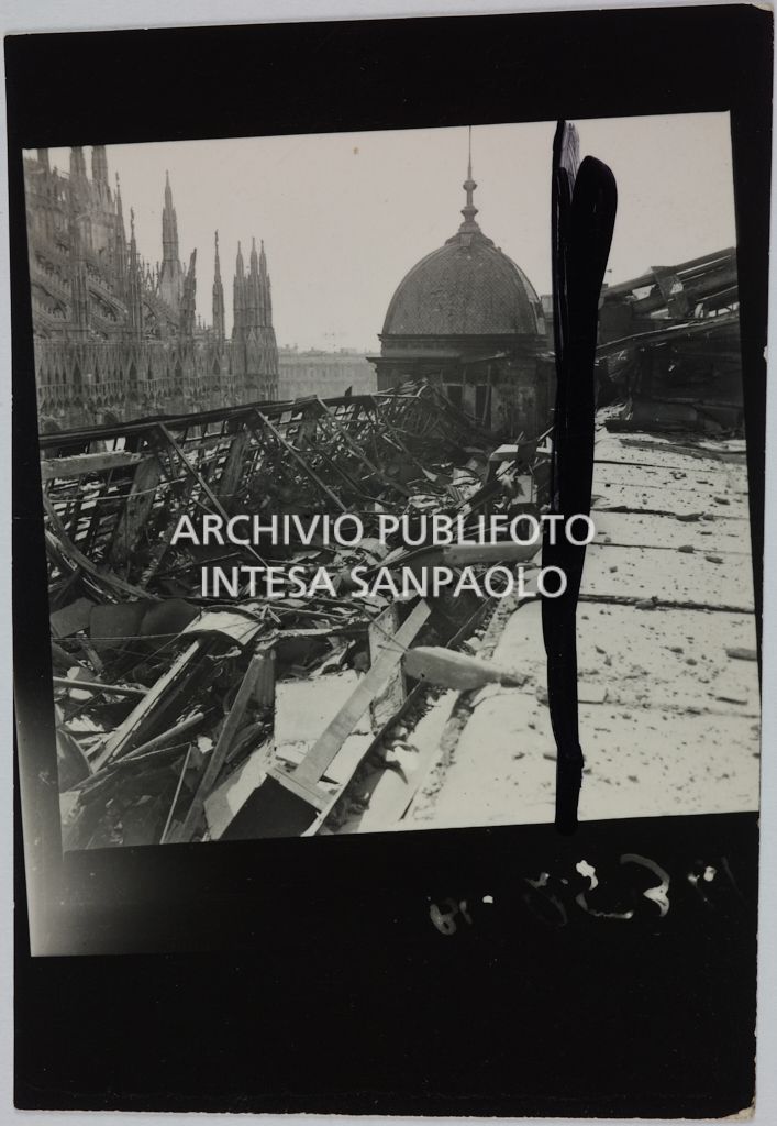 La terrazza del palazzo della Rinascente di Milano devastata dai bombardamenti. Sulla sinistra il Duomo, sullo sfondo una delle due cupole del palazzo