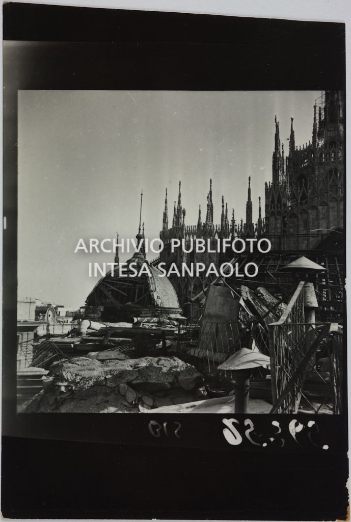 La terrazza del palazzo della Rinascente di Milano devastata dai bombardamenti. Sulla destra il Duomo, sullo sfondo una delle due cupole del palazzo gravemente danneggiata