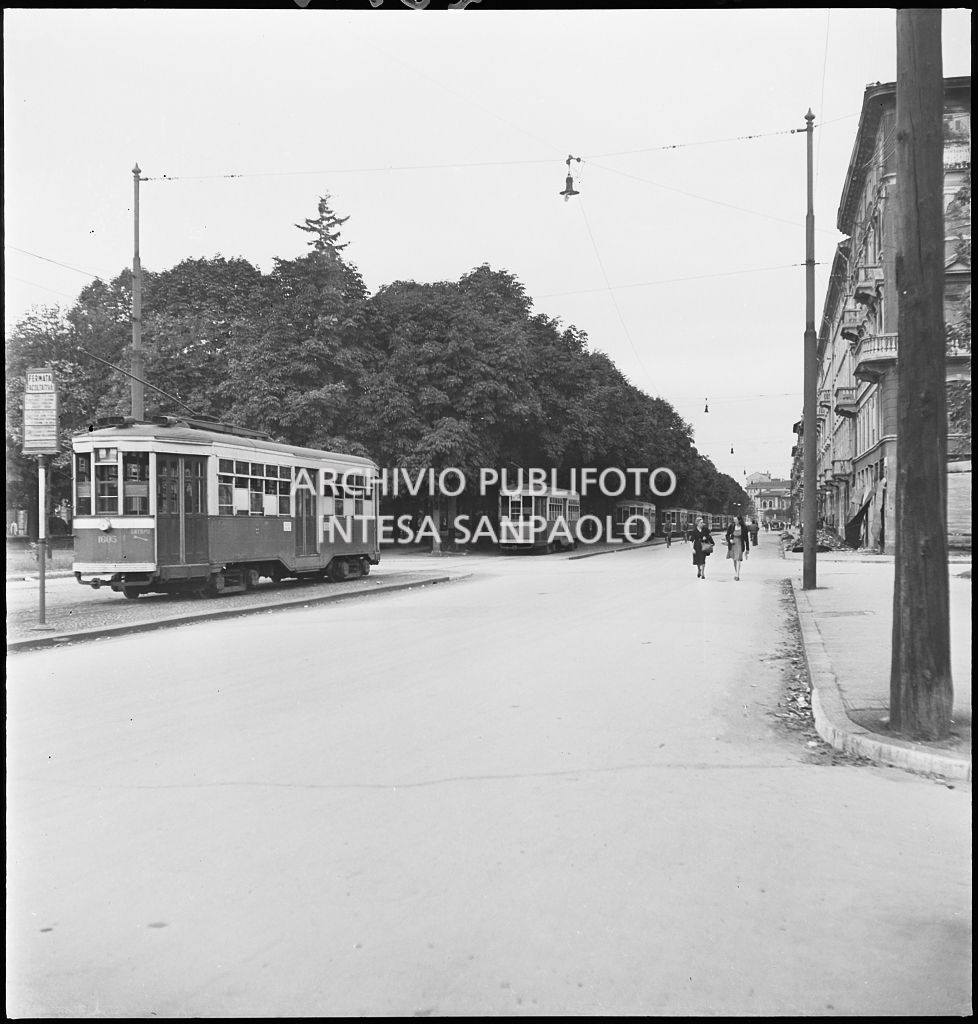 Tram tipo 1928 incolonnati in corso Indipendenza a Milano, nei giorni dei bombardamenti della città; le vetture hanno le fasce bianche, per aumentarne la visibilità durante l'oscuramento, e i vetri infranti riparati con fogli di compensato