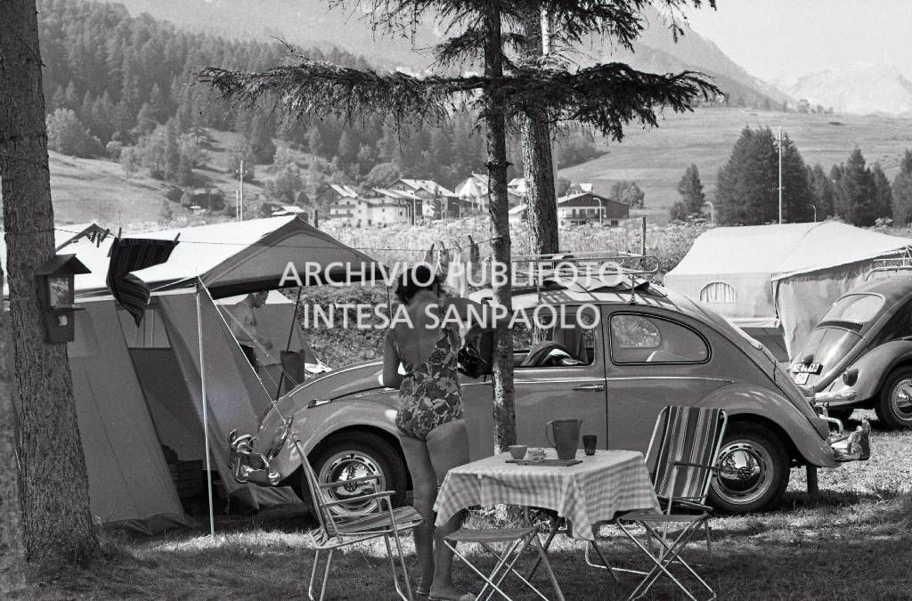 Turista in campeggio a Cortina d'Ampezzo tra tende a casetta e due Volkswagen Maggiolino<br>706765/30