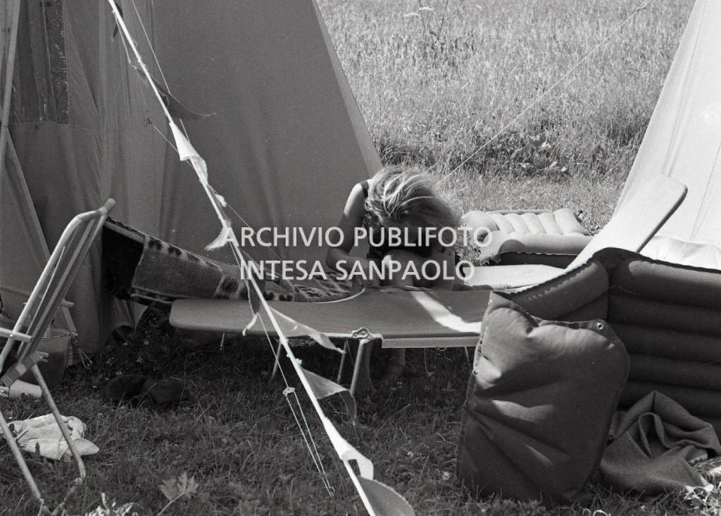 Turista in campeggio a Cortina d'Ampezzo sistema una brandina tra le tende<br>706765/32