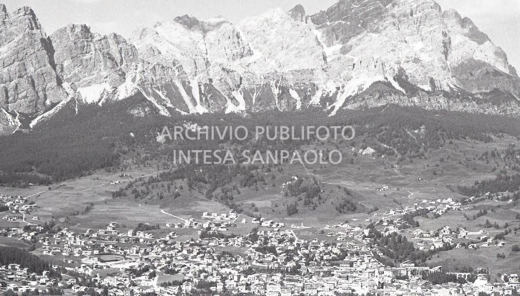 Veduta di Cortina d'Ampezzo dall'alto<br>706765/91