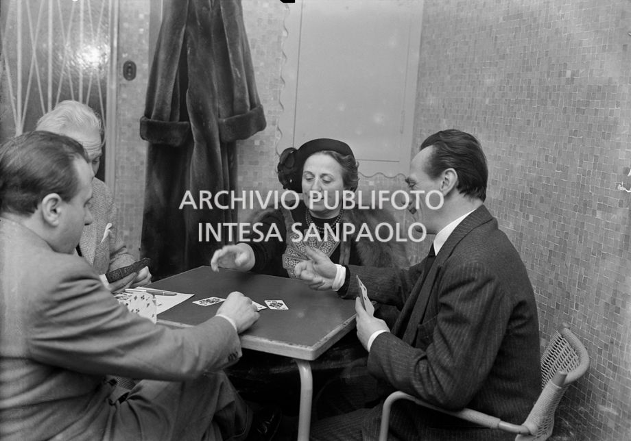 I fratelli Titina ed Eduardo De Filippo durante una partita a carte con due uomini<br>83556