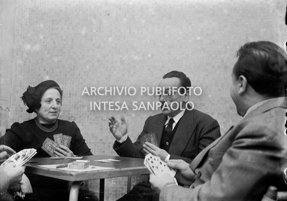 I fratelli Titina ed Eduardo De Filippo durante una partita a carte con due uomini<br>83557