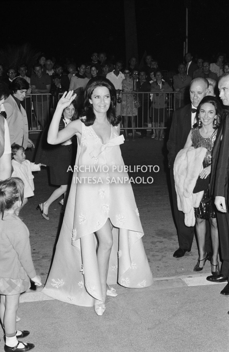 L'attrice Lisa Gastoni in abito da sera al Festival di Cannes