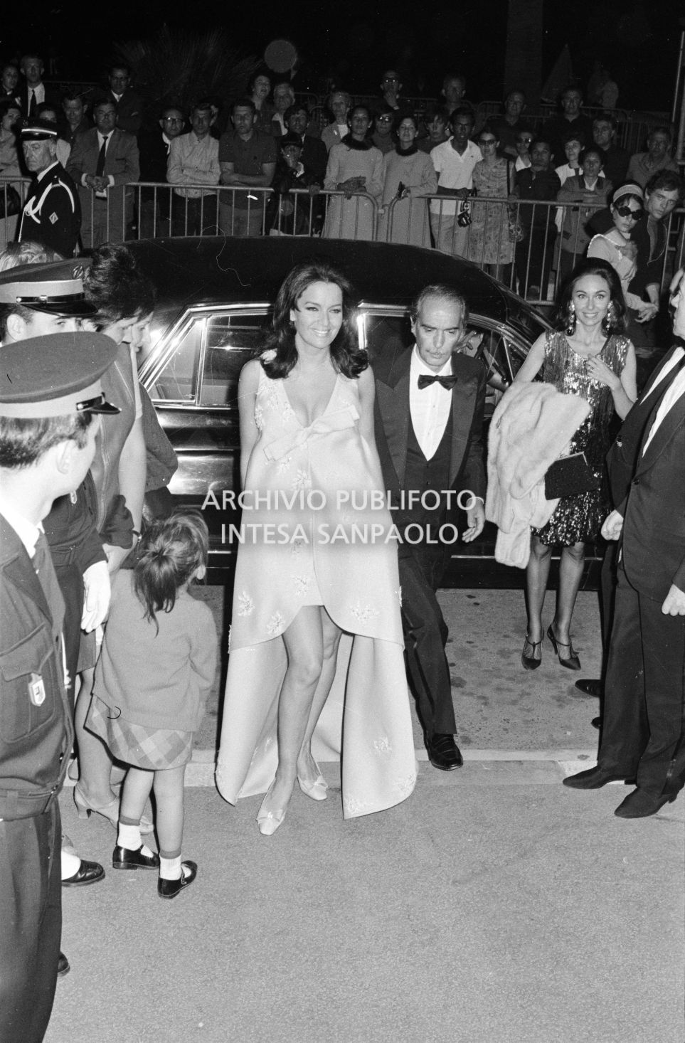L'attrice Lisa Gastoni in abito da sera al Festival di Cannes