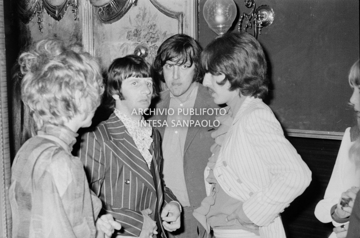 George Harrison (a destra) e Ringo Starr (a sinistra) al  Cannes nei giorni del Festival