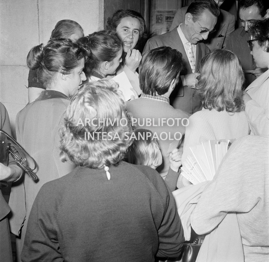 Eduardo De Filippo, membro della Giuria teatrale del Premio Marzotto, firma autografi<br>324293