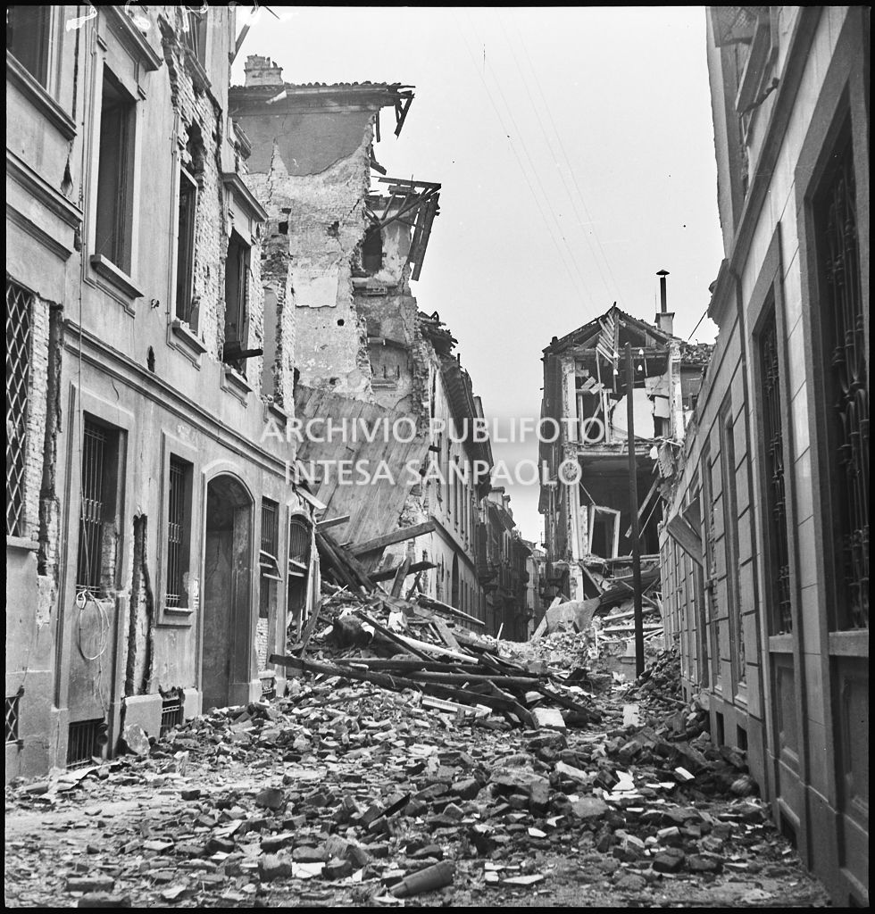 Edifici distrutti dai bombardamenti in via Santo Spirito a Milano