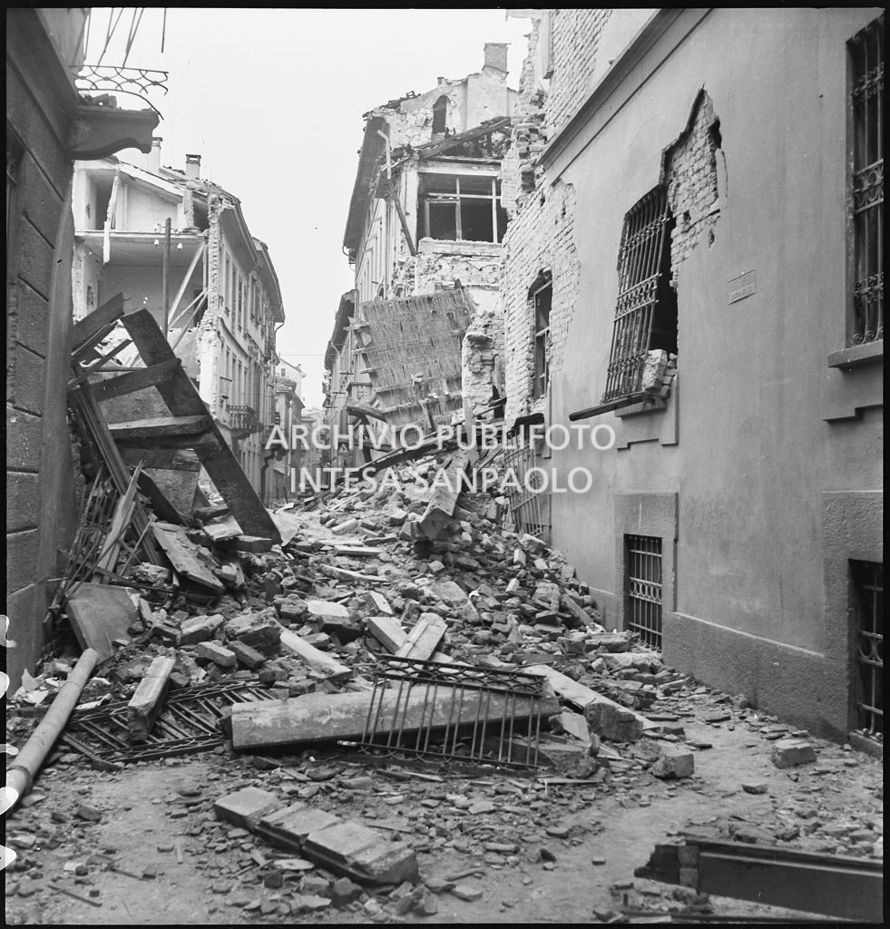 Edifici distrutti dai bombardamenti in via Santo Spirito a Milano