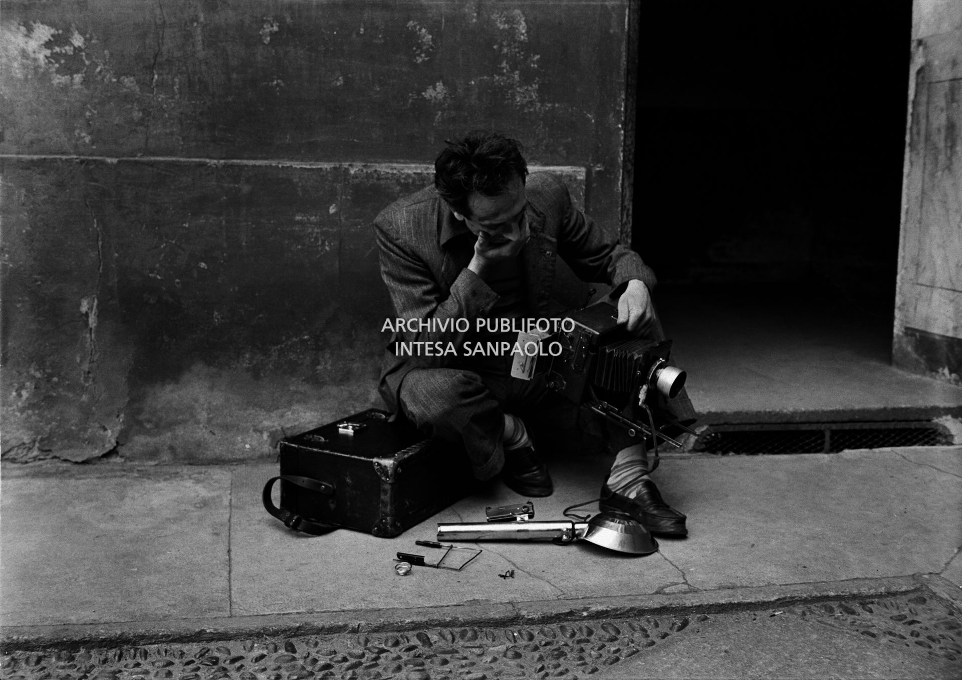 Il fotografo Enrico Taverna, interpreta, in un falso fotografico, il fotografo Raoul Porlezza che fu picchiato dal figlio di Toscanini il quale gli distrusse anche la macchina fotografica, una "Speed Graphic"