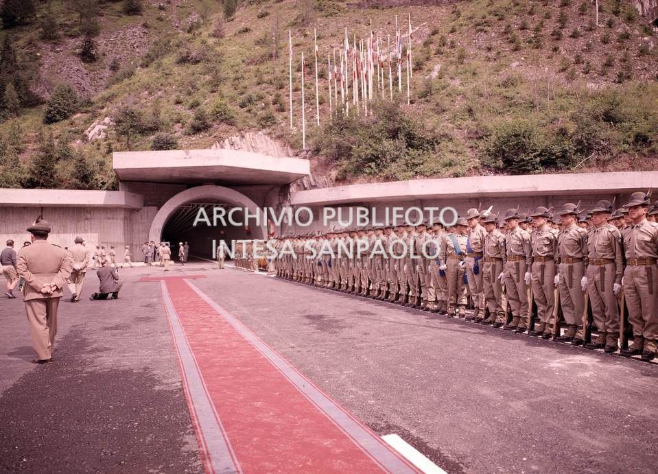 Parata degli alpini in occasione del primo giorno di apertura al traffico del traforo del Monte Bianco