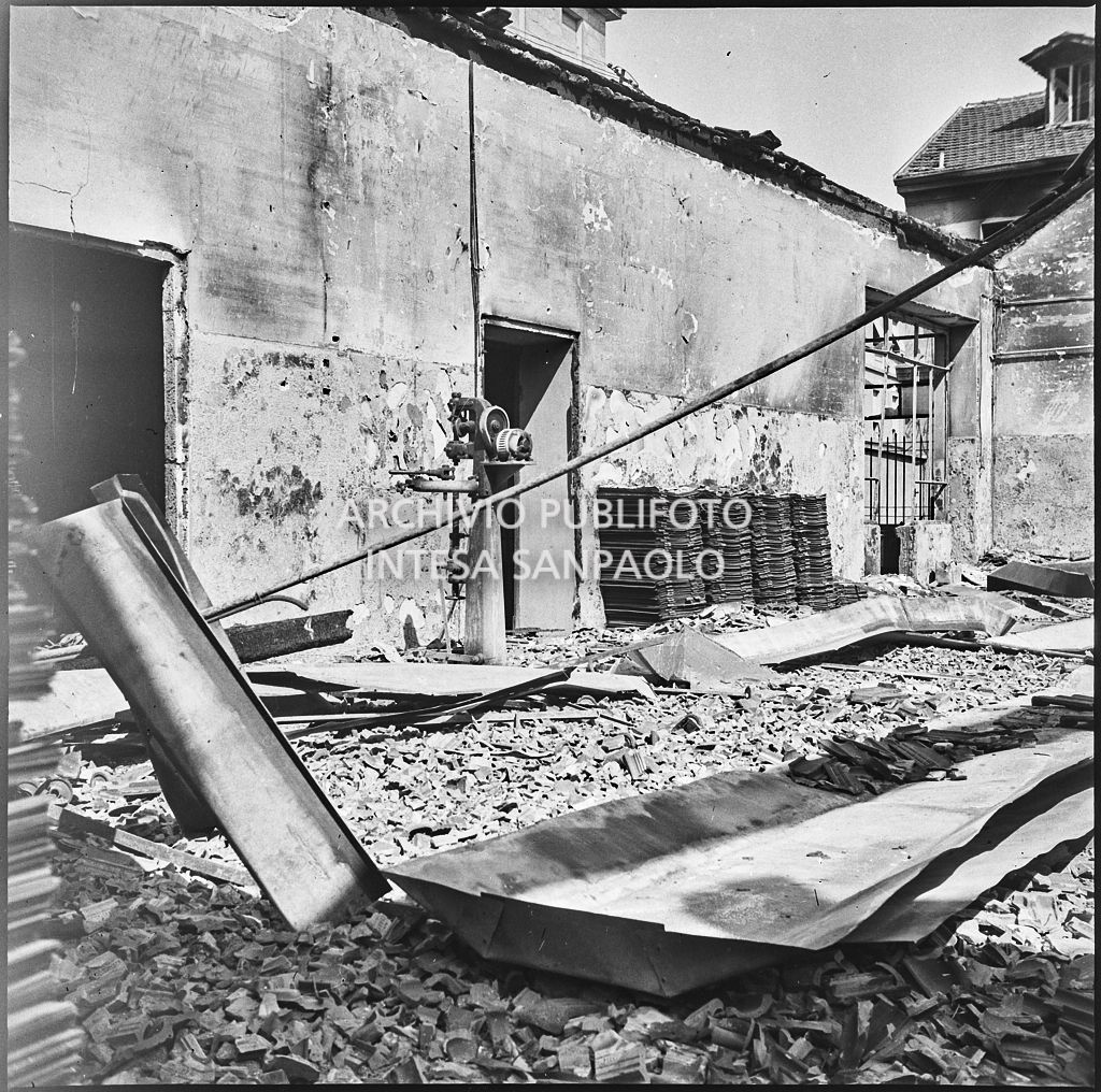 Stabilimento italiano lavori in carta affini (SILICA), in corso di Porta Nuova a Milano, distrutto dai bombardamenti