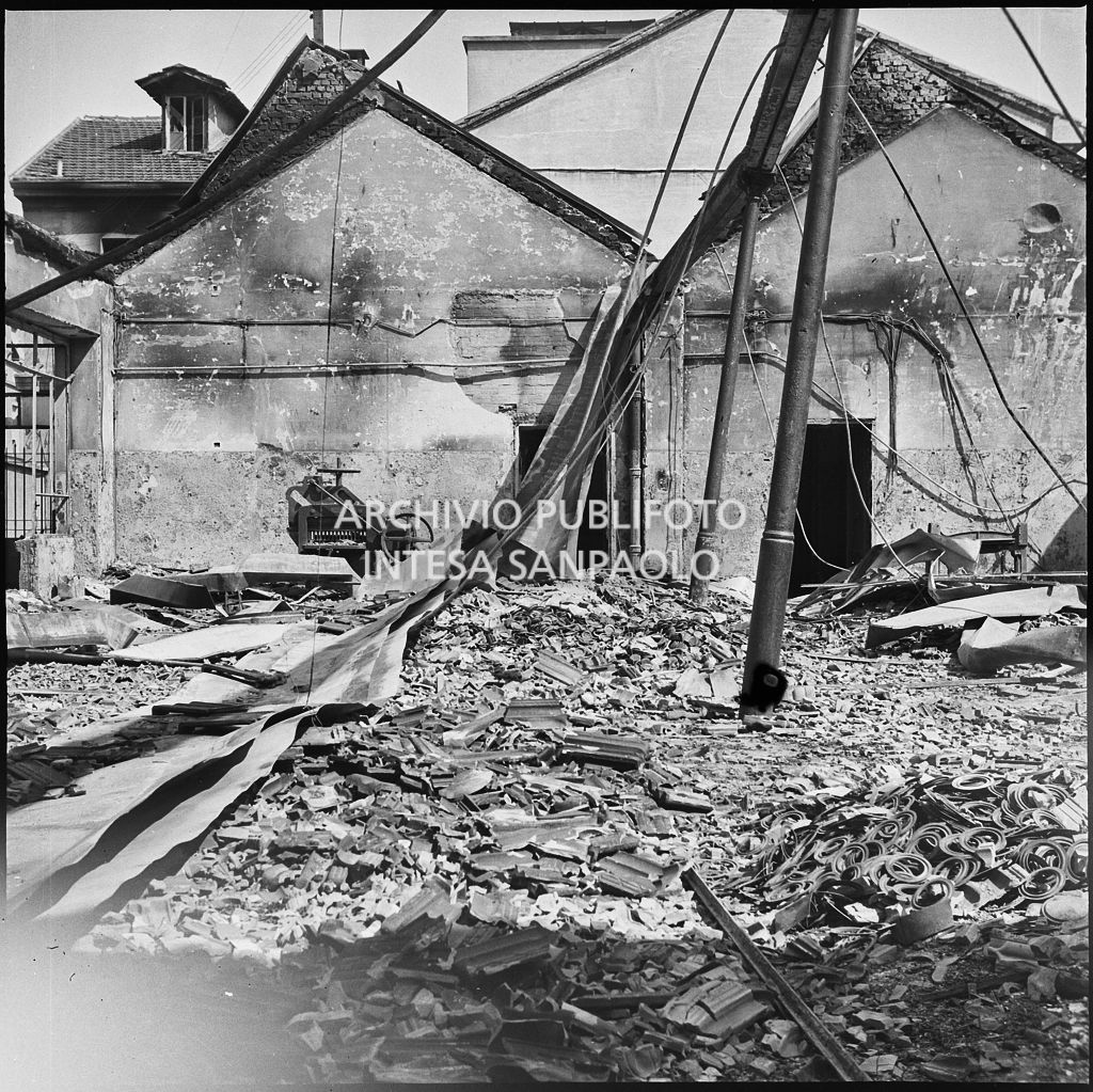 Stabilimento italiano lavori in carta affini (SILICA), in corso di Porta Nuova a Milano, distrutto dai bombardamenti