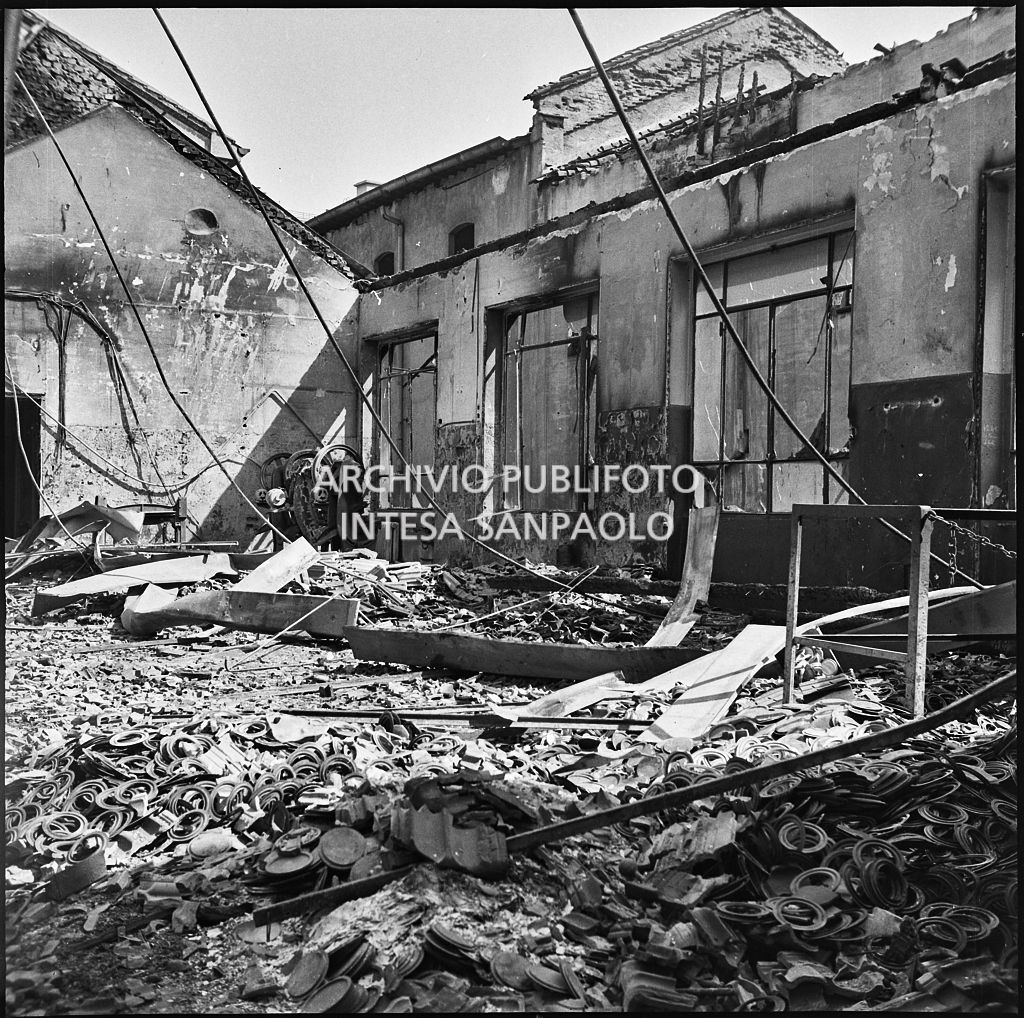 Stabilimento italiano lavori in carta affini (SILICA), in corso di Porta Nuova a Milano, distrutto dai bombardamenti