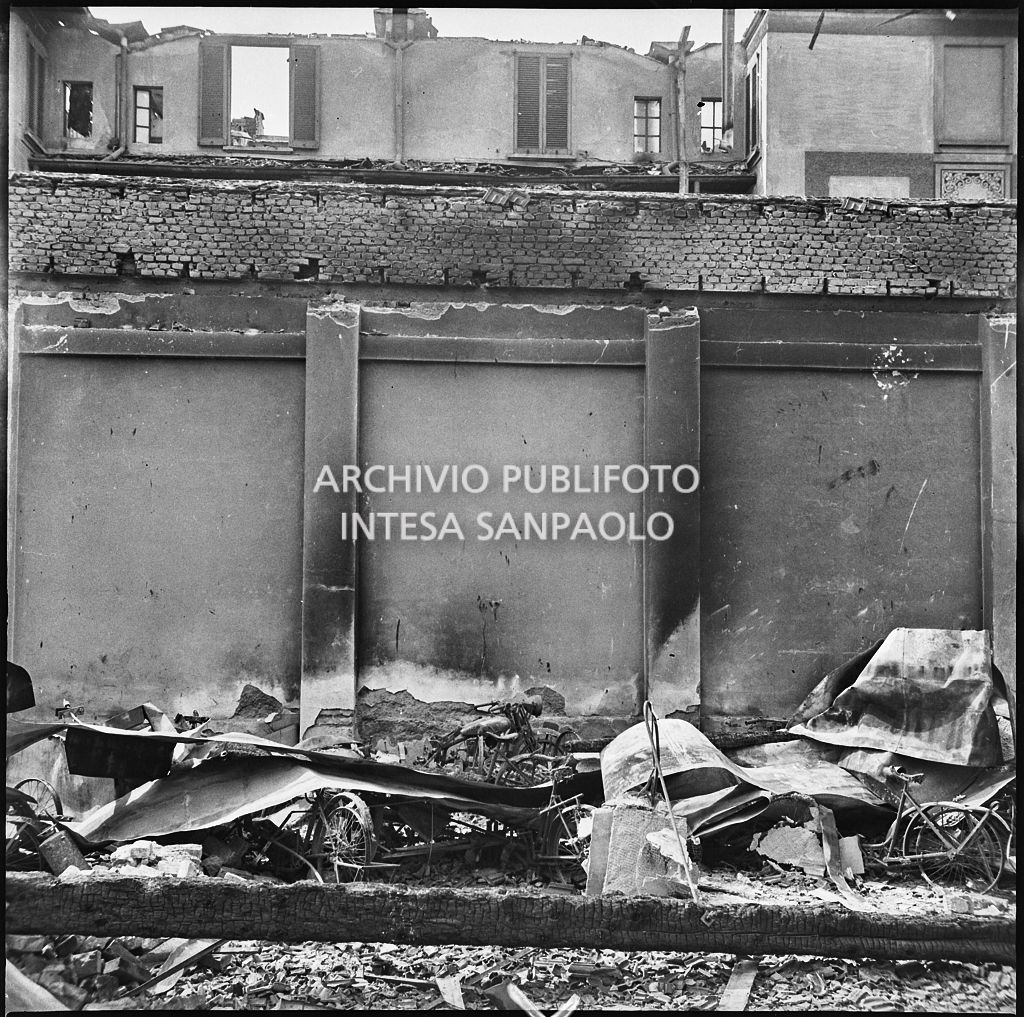Stabilimento italiano lavori in carta affini (SILICA), in corso di Porta Nuova a Milano, distrutto dai bombardamenti