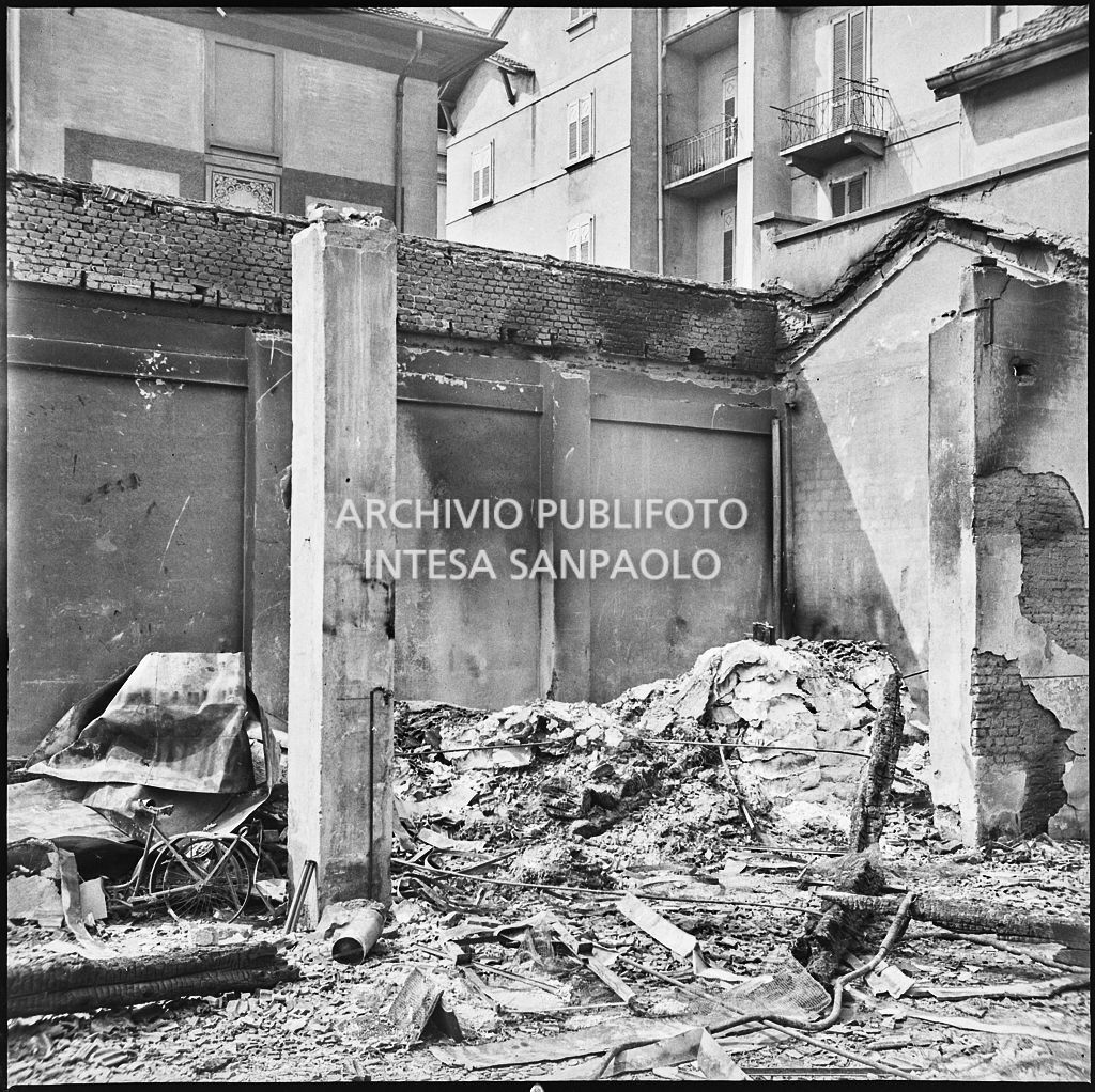Stabilimento italiano lavori in carta affini (SILICA), in corso di Porta Nuova a Milano, distrutto dai bombardamenti