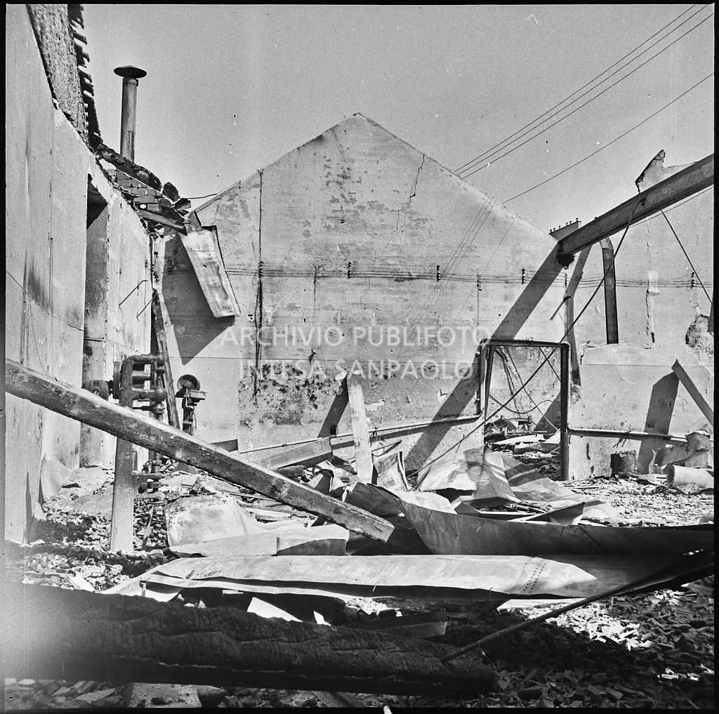 Stabilimento italiano lavori in carta affini (SILICA), in corso di Porta Nuova a Milano, distrutto dai bombardamenti
