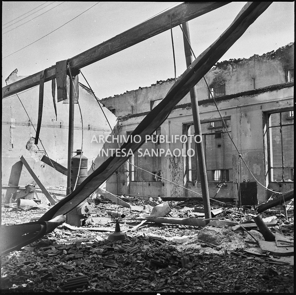 Stabilimento italiano lavori in carta affini (SILICA), in corso di Porta Nuova a Milano, distrutto dai bombardamenti