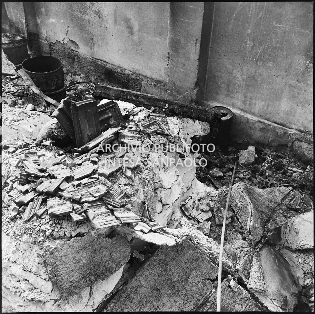 Stabilimento italiano lavori in carta affini (SILICA), in corso di Porta Nuova a Milano, distrutto dai bombardamenti