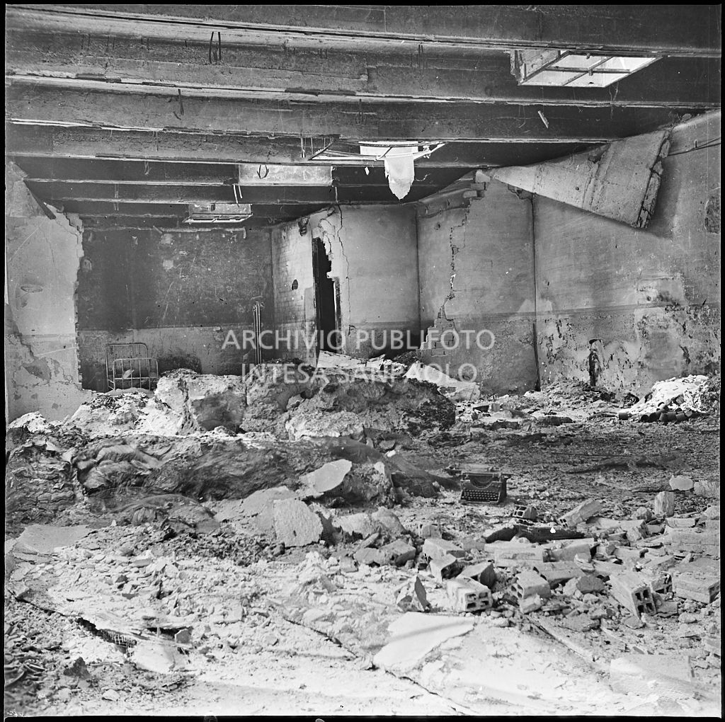 Stabilimento italiano lavori in carta affini (SILICA), in corso di Porta Nuova a Milano, distrutto dai bombardamenti