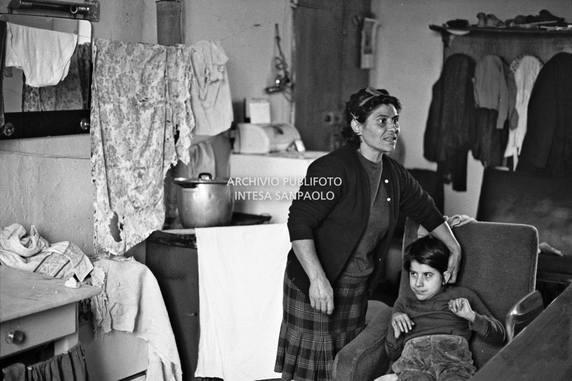 Una donna con la figlia ritratte in una ex cascina agricola del quartiere Gratosoglio a Milano
