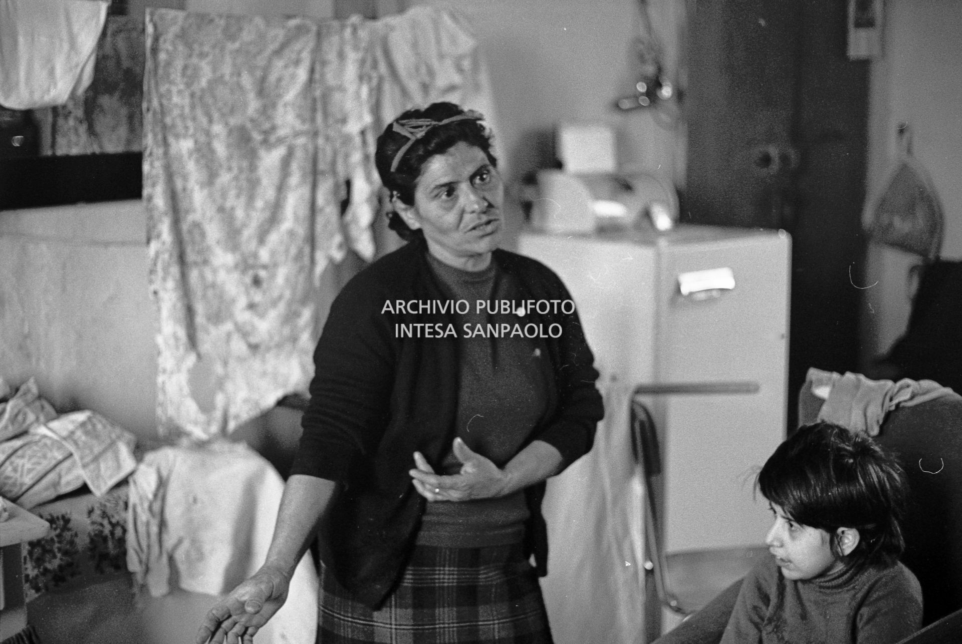 Una donna con la figlia ritratte in una ex cascina agricola del quartiere Gratosoglio a Milano