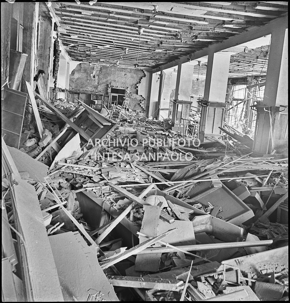 Interno del magazzino Upim in corso Venezia a Milano distrutto dai bombardamenti e ingombro di macerie