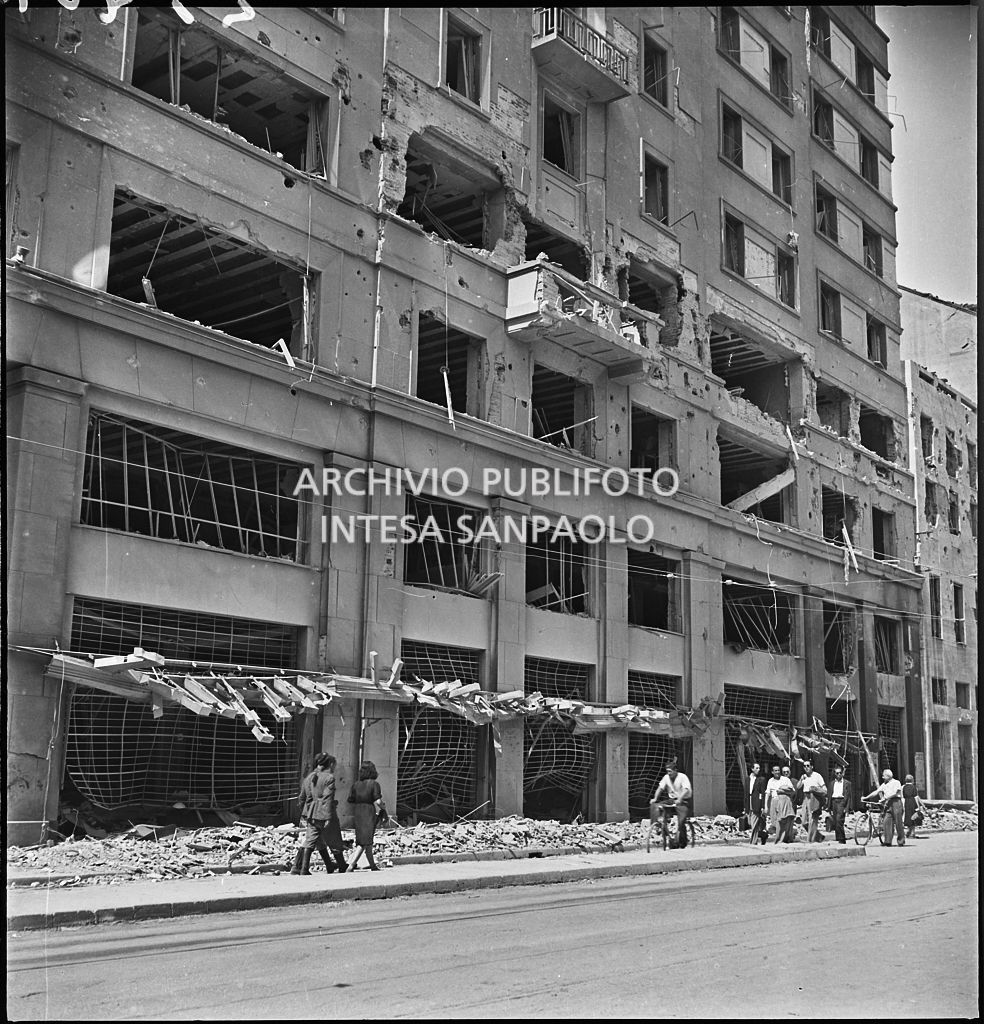 Edificio che ospita il magazzino Upim, in corso Venezia a Milano, gravemente danneggiato dai bombardamenti