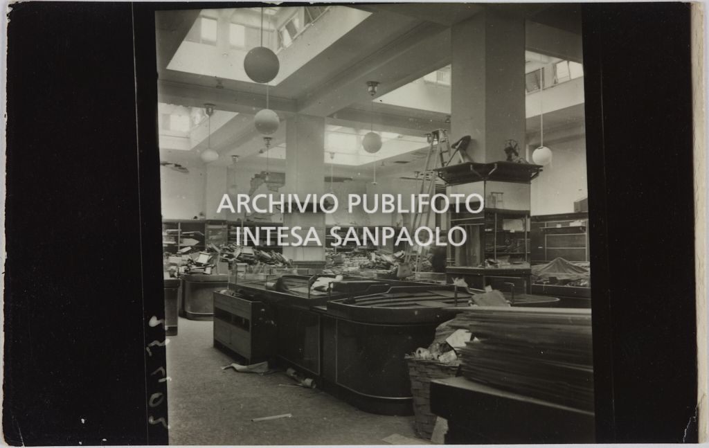 Interno del magazzino Upim in corso Venezia a Milano gravemente danneggiato dai bombardamenti