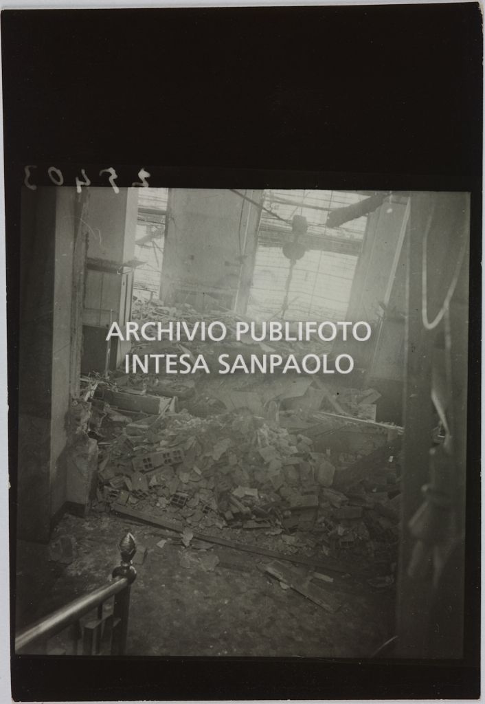 Interno del magazzino Upim in corso Venezia a Milano distrutto dai bombardamenti e ingombro di macerie