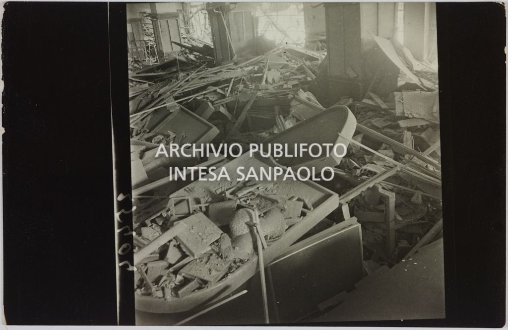 Interno del magazzino Upim in corso Venezia a Milano distrutto dai bombardamenti e ingombro di macerie
