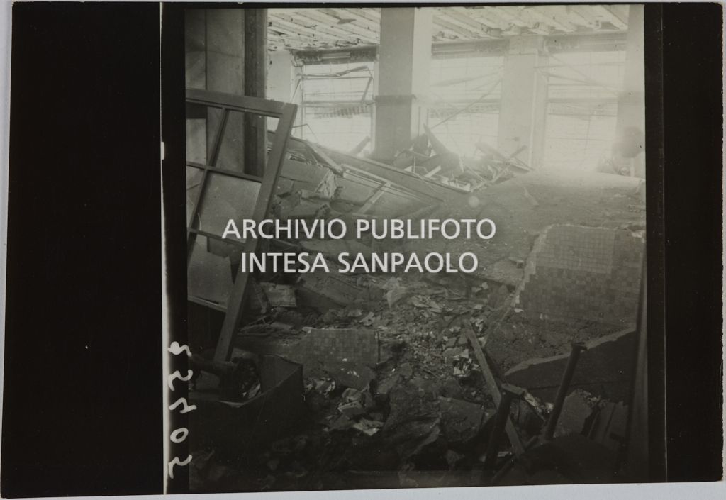 Interno del magazzino Upim in corso Venezia a Milano distrutto dai bombardamenti e ingombro di macerie