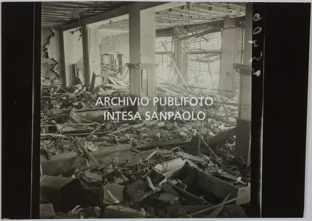 Interno del magazzino Upim in corso Venezia a Milano distrutto dai bombardamenti e ingombro di macerie