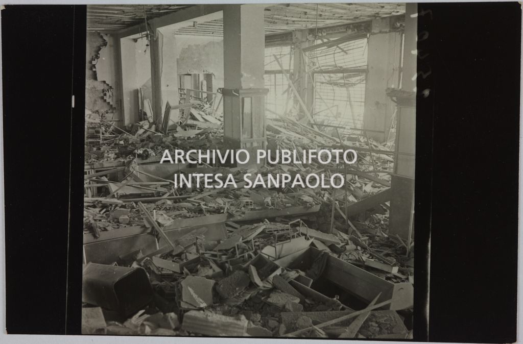 Interno del magazzino Upim in corso Venezia a Milano distrutto dai bombardamenti e ingombro di macerie
