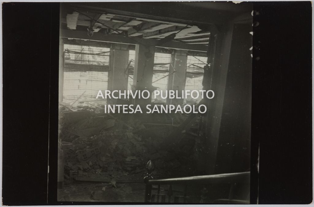 Interno del magazzino Upim in corso Venezia a Milano distrutto dai bombardamenti e ingombro di macerie