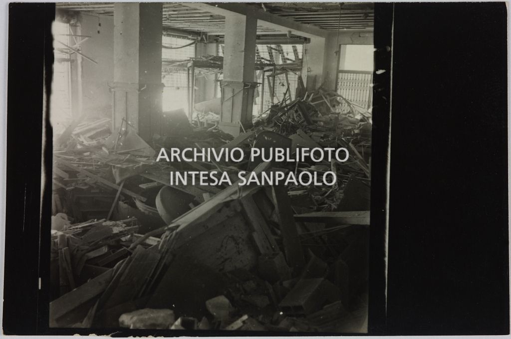 Interno del magazzino Upim in corso Venezia a Milano distrutto dai bombardamenti e ingombro di macerie