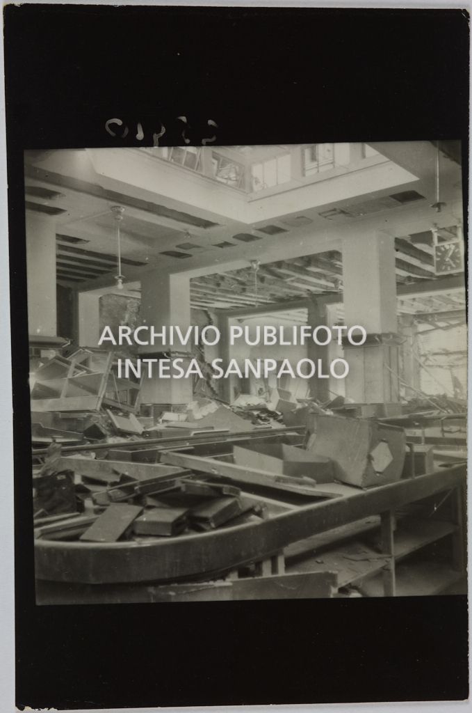 Interno del magazzino Upim in corso Venezia a Milano distrutto dai bombardamenti e ingombro di macerie