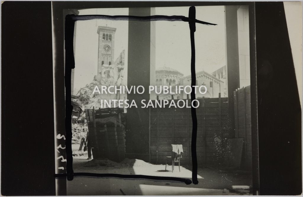 Area esterna all'ingresso del magazzino Upim in corso Venezia a Milano chiuso al passaggio con pannelli di legno dopo i bombardamenti che hanno gravemente danneggiato l'edificio e il negozio