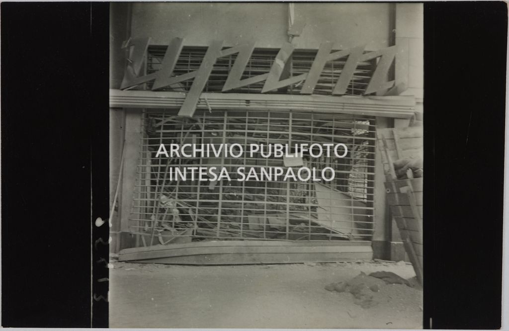 Ingresso del magazzino Upim in corso Venezia a Milano chiuso dopo i bombardamenti che lo hanno gravemente danneggiato