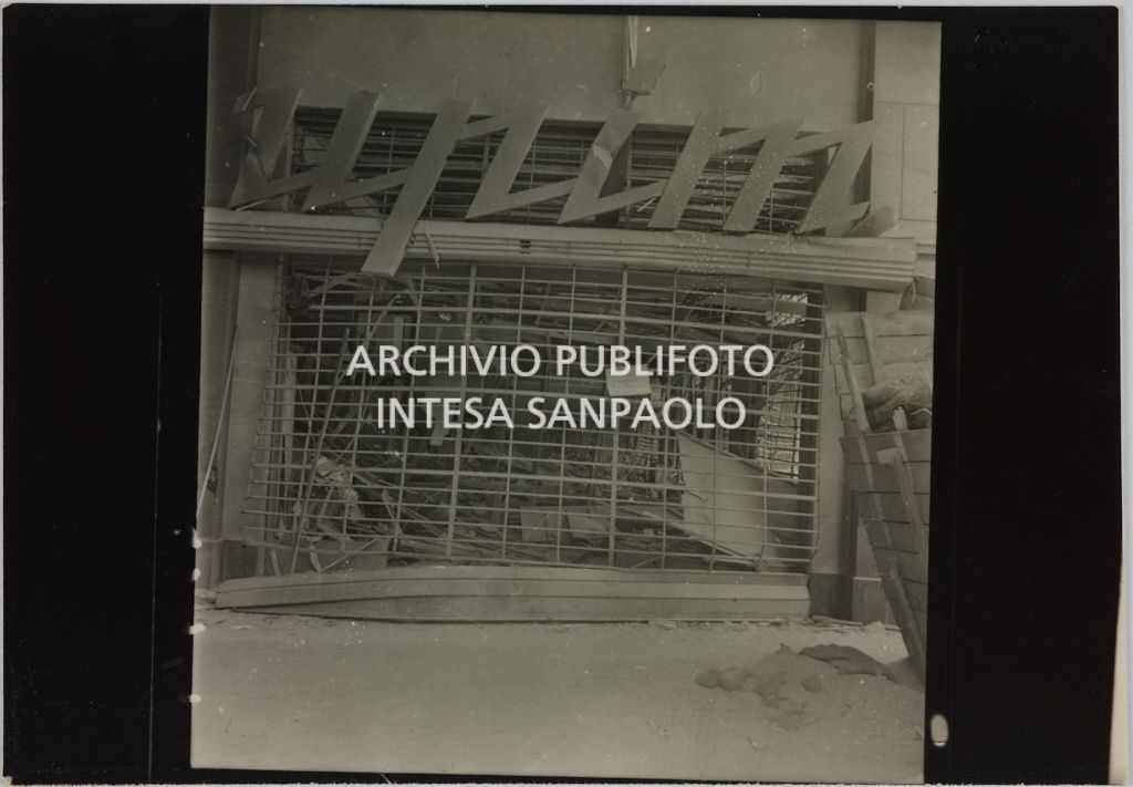 Interno del magazzino Upim in corso Venezia a Milano distrutto dai bombardamenti e ingombro di macerie