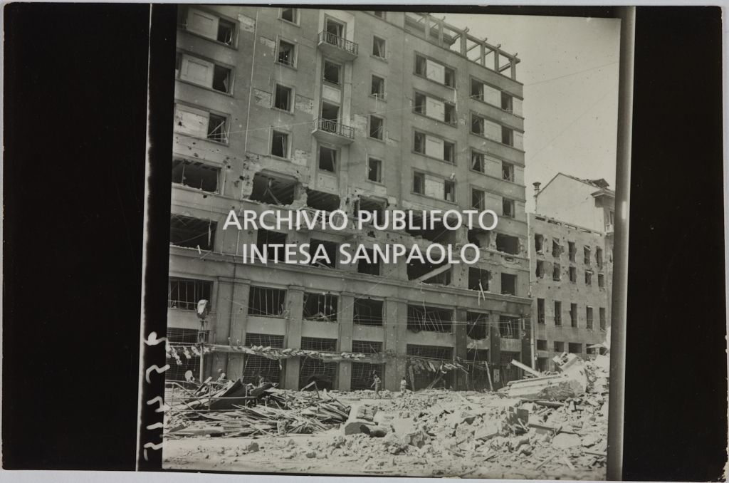 Edificio che ospita il magazzino Upim, in corso Venezia a Milano, gravemente danneggiato dai bombardamenti