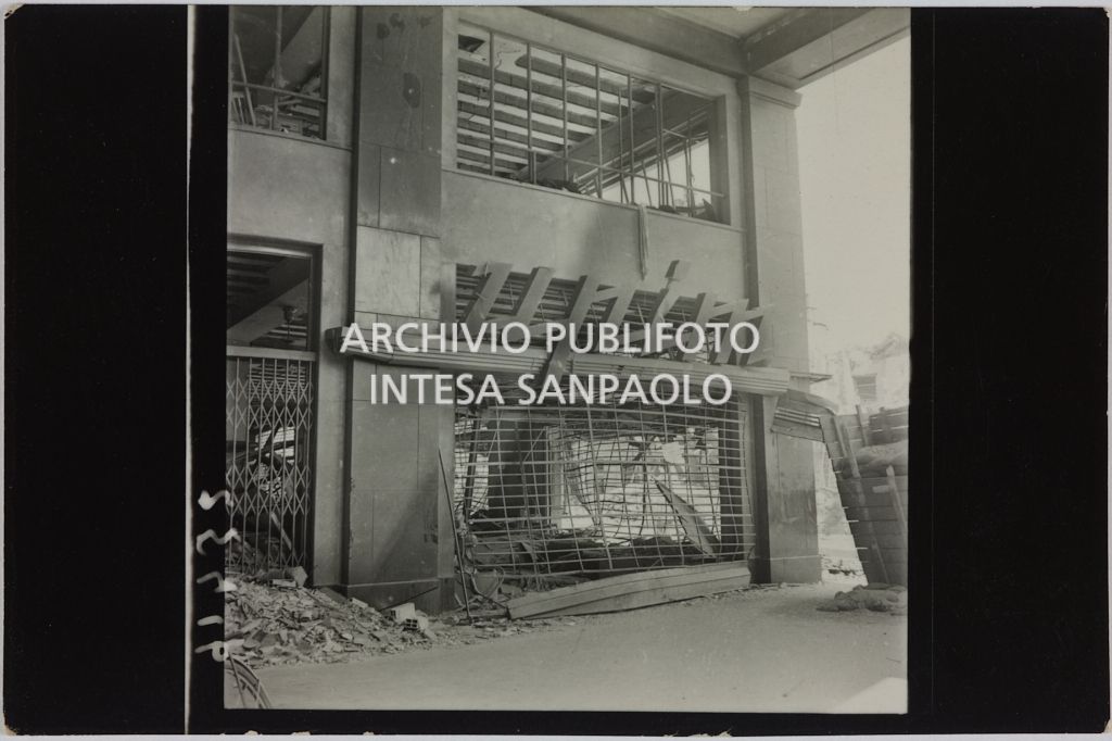 Ingresso del magazzino Upim in corso Venezia a Milano chiuso dopo i bombardamenti che lo hanno gravemente danneggiato