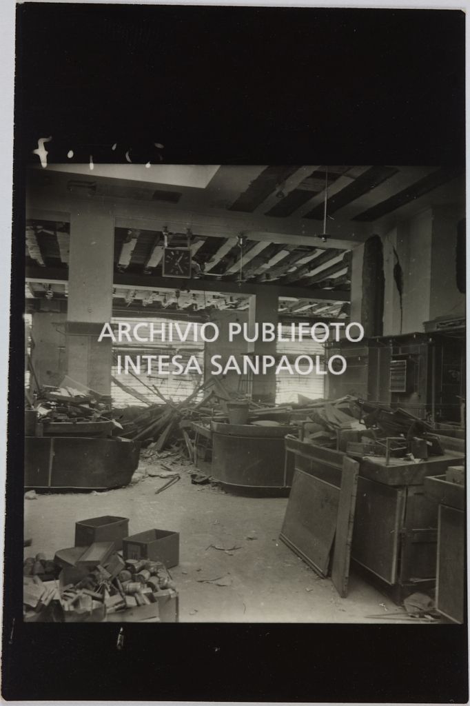 Interno del magazzino Upim in corso Venezia a Milano distrutto dai bombardamenti e ingombro di macerie