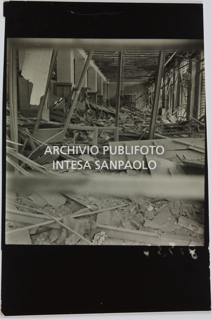 Interno del magazzino Upim in corso Venezia a Milano distrutto dai bombardamenti e ingombro di macerie