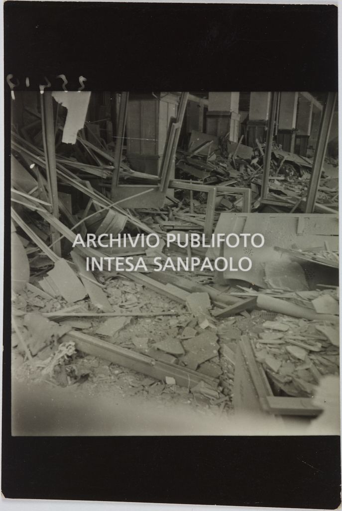 Interno del magazzino Upim in corso Venezia a Milano distrutto dai bombardamenti e ingombro di macerie