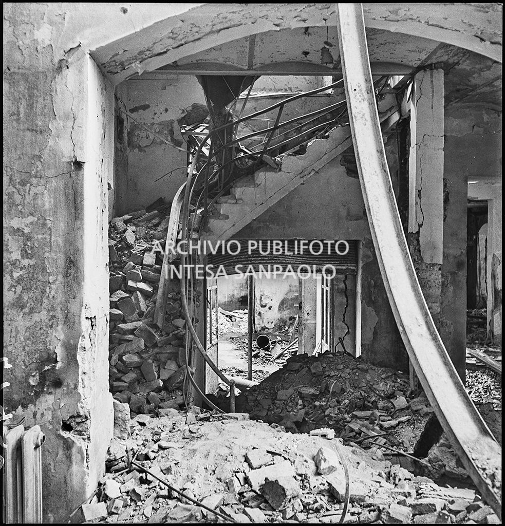 Scala distrutta all'interno del magazzino Upim, in viale Vittorio Veneto a Milano, gravemente danneggiato dai bombardamenti e ingombro di macerie