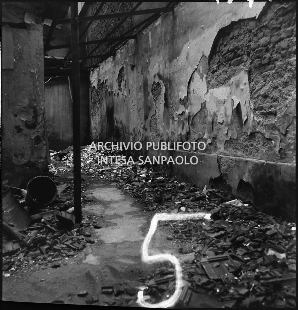 Interno del magazzino Upim, in viale Vittorio Veneto a Milano, gravemente danneggiato dai bombardamenti